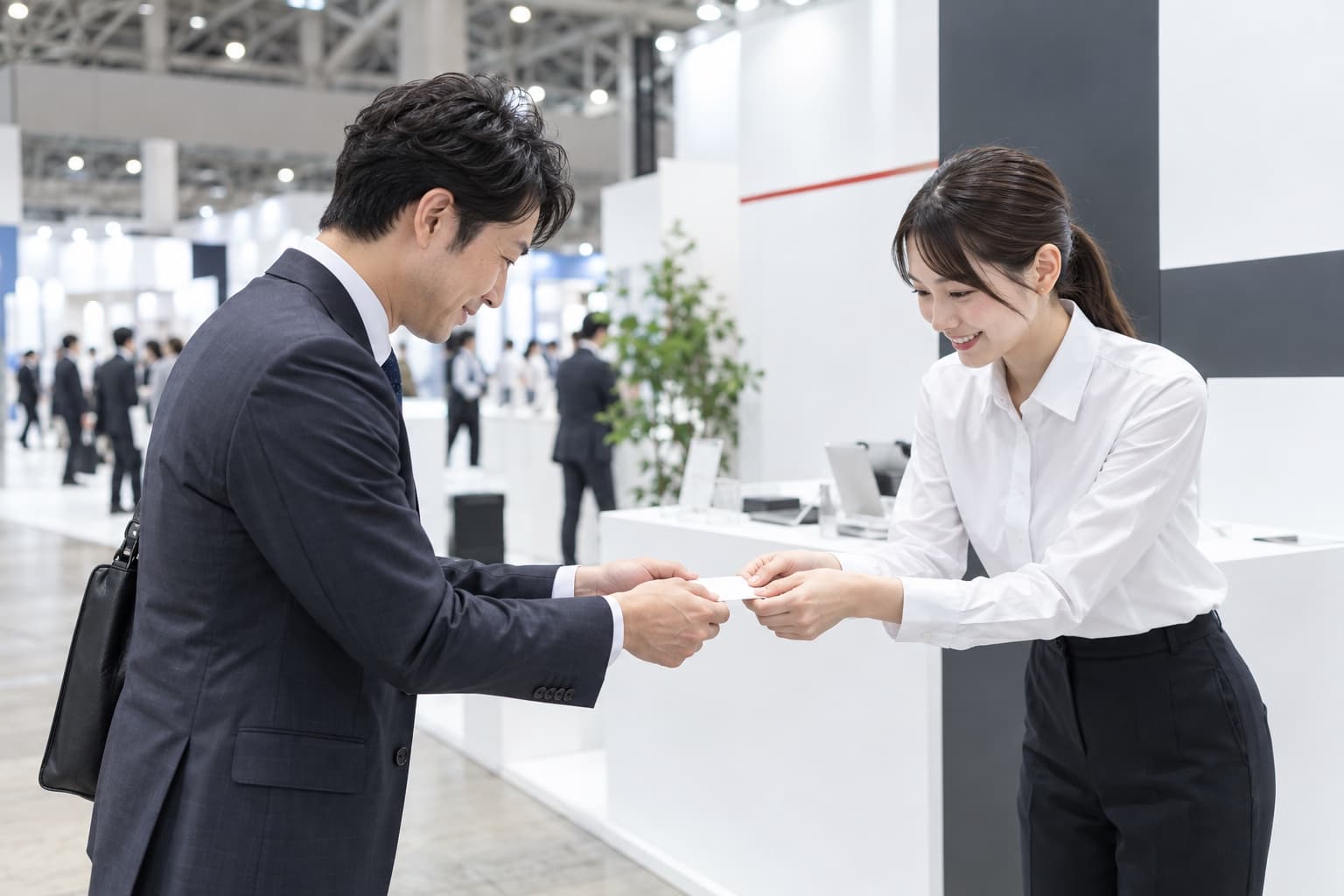 展示会ブースでの名刺交換(イメージ)